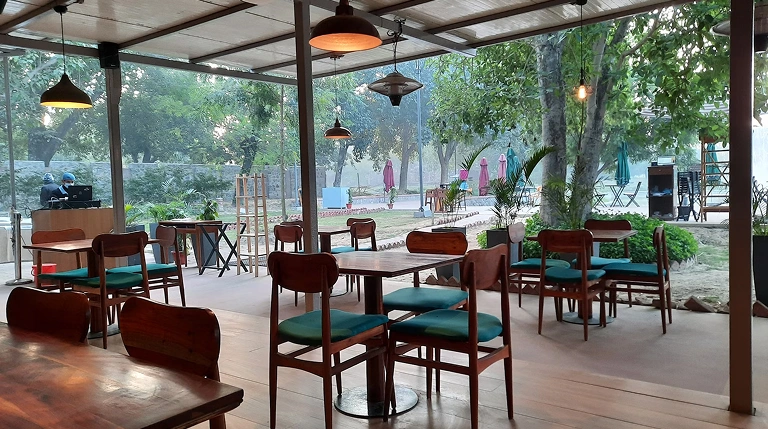 Restaurants & Cafés